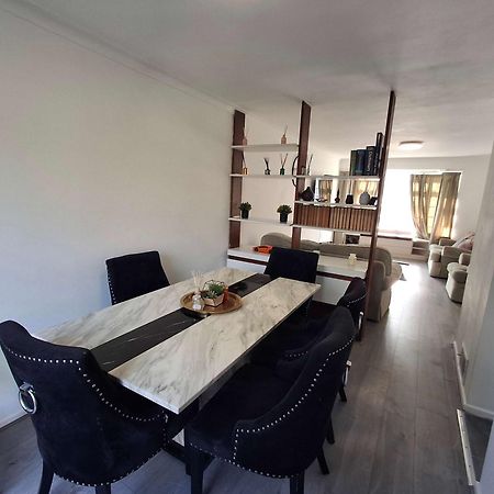 Nicely Decorated 3 Bedroom House Near Heathrow, London Staines-upon-Thames Exterior foto