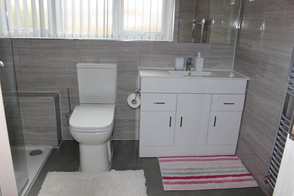 Nicely Decorated 3 Bedroom House Near Heathrow, London Staines-upon-Thames Exterior foto