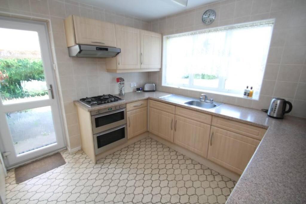 Nicely Decorated 3 Bedroom House Near Heathrow, London Staines-upon-Thames Exterior foto