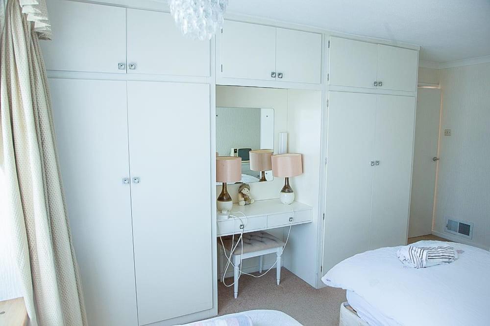 Nicely Decorated 3 Bedroom House Near Heathrow, London Staines-upon-Thames Exterior foto