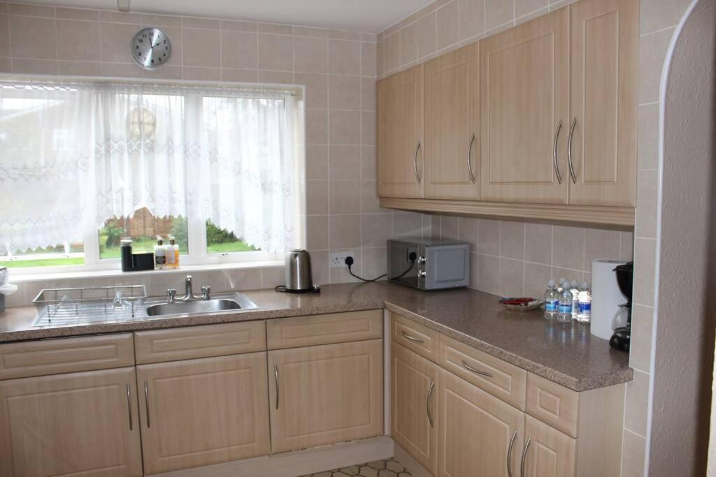 Nicely Decorated 3 Bedroom House Near Heathrow, London Staines-upon-Thames Exterior foto