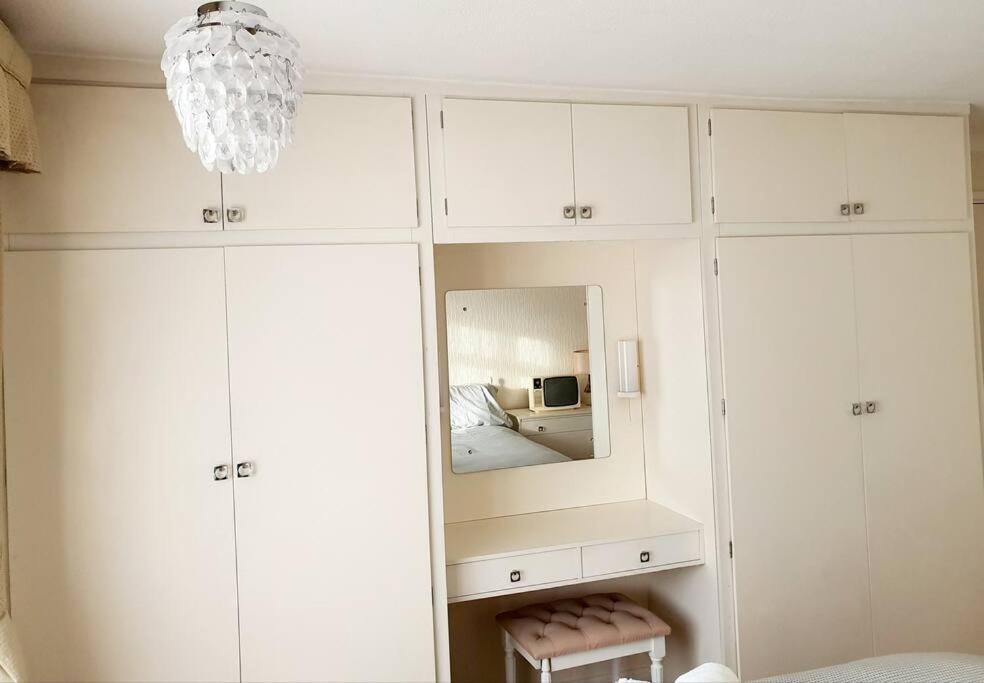 Nicely Decorated 3 Bedroom House Near Heathrow, London Staines-upon-Thames Exterior foto