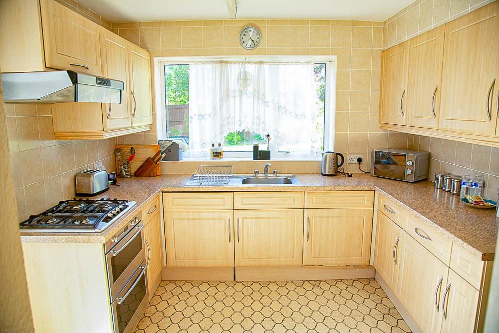 Nicely Decorated 3 Bedroom House Near Heathrow, London Staines-upon-Thames Exterior foto