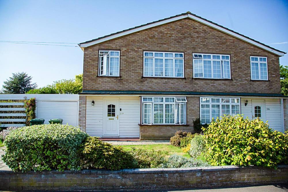 Nicely Decorated 3 Bedroom House Near Heathrow, London Staines-upon-Thames Exterior foto
