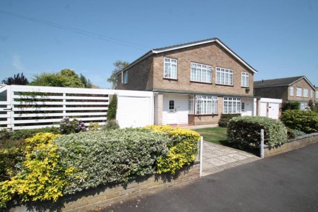 Nicely Decorated 3 Bedroom House Near Heathrow, London Staines-upon-Thames Exterior foto
