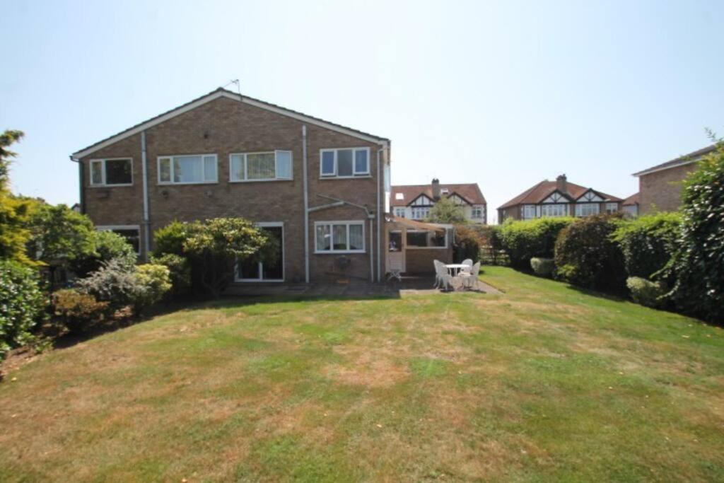 Nicely Decorated 3 Bedroom House Near Heathrow, London Staines-upon-Thames Exterior foto